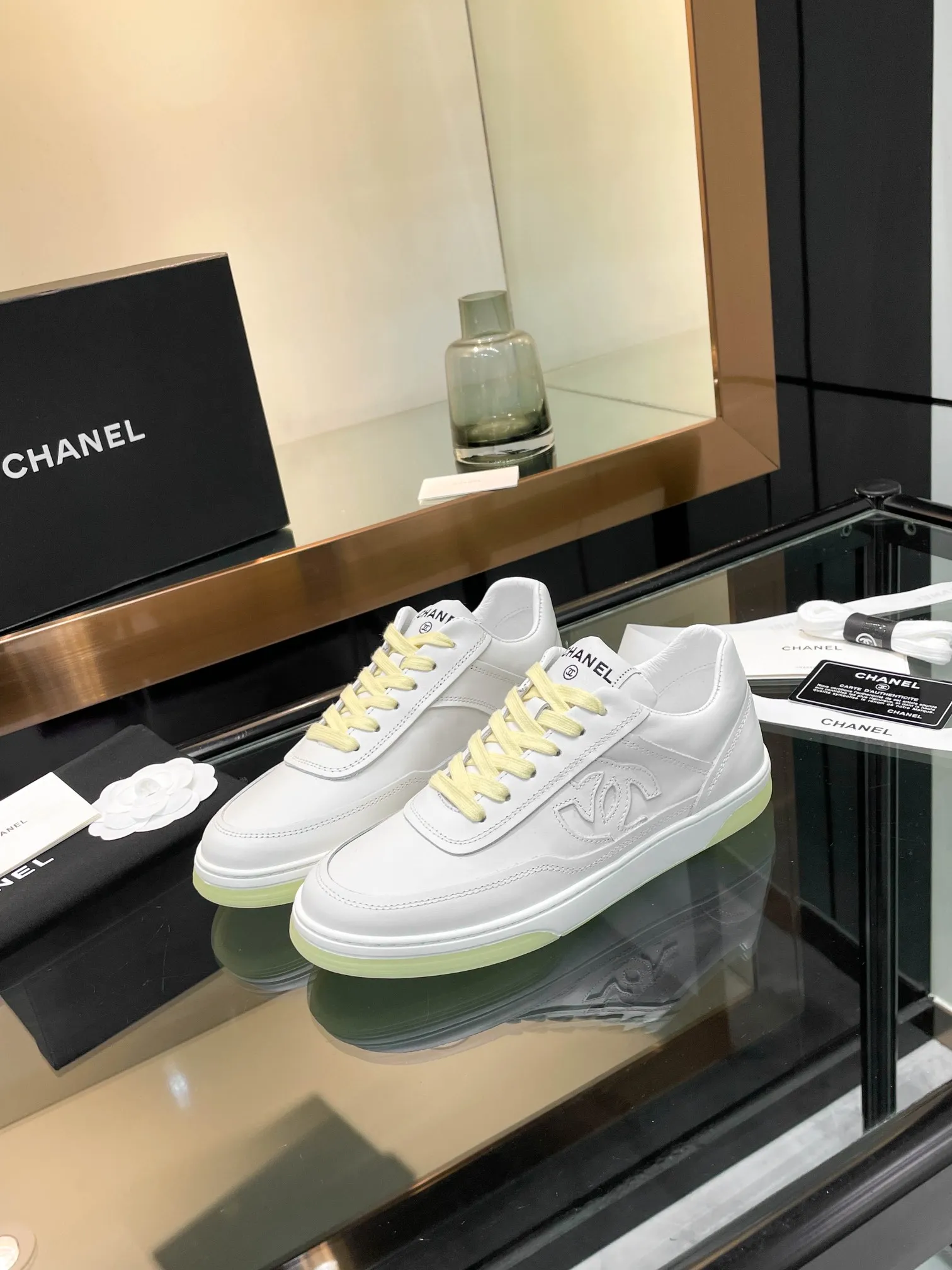 👟👟Ex-factory price 520👟👟Chanel Chanel 25SF latest model full leather panda color white shoes casual sports shoes skateboard shoes original purchase and development production Xiaoxiang C Home Another super popular item in the counter, loved by Internet celebrity bloggers and sisters, and various praises on social platforms. It is very popular, has a high texture, is breathable and super spring and summer. Seeing this issue always arouses the inner desire of girls for fashion. The latest suede material, classic black and white color, full of fashionable feeling on the feet, easy to care for. Fabric: Original customized imported cowhide material. Lining: Customized soft sheepskin lining. Sole: Original molded TPU non-slip outsole. Bottom thickness: 2.5CM. Size: Women's size 35-40 (custom-made sizes 40 are non-refundable)